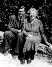 Papa mit seiner Mutter, Ida, im Jahre 1946